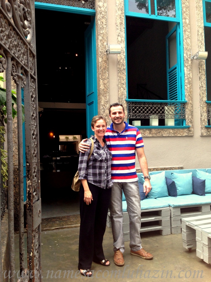 Eu e o chef Damien Montecer em frente ao La Villa